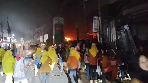 Pasien dievakuasi dari RS di Depok yang kebakaran