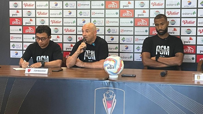 Pelatih PSM Makassar Bernardo Tavares (tengah) saat konferensi pers.