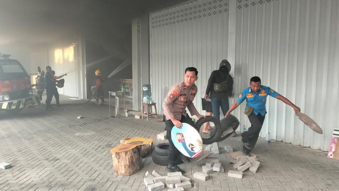 Pemadaman api yang membakar toko sembako di Sumenep