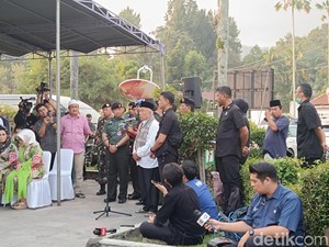 Untaian Doa dan Ucapan Terima Kasih Keluarga di Pemakaman Hamzah Haz