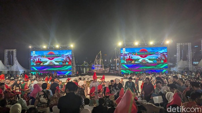 Pembukaan F8 Makassar di Anjungan Pantai Losari.