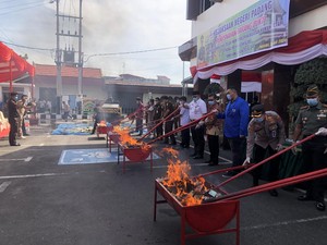 Kejari Padang Musnahkan Barang Bukti 150 Perkara: Narkoba hingga Jamu