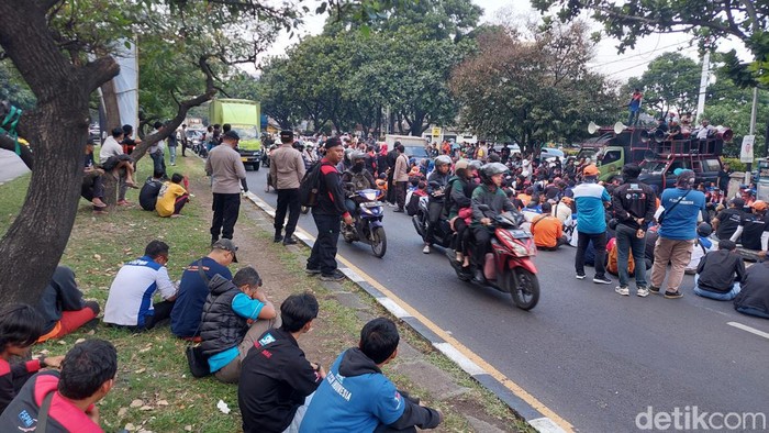 Penampakan arus lalu lintas di Jalan Soekarno Hatta, Bandung yang ditutup buruh.