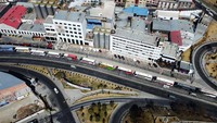 Antrean bus yang akan mengisi solar itu mengular panjang.  