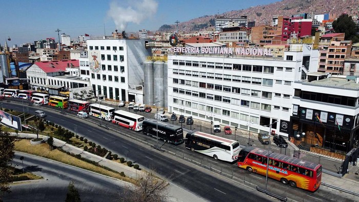 Antrean panjang pengisian BBM jenis solar terjadi di La Paz, Bolivia, Selasa (23/7) waktu setempat. Ini penampakannya.