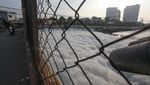 Penampakan Sungai Kalisari Surabaya Diselimuti Busa