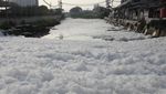 Penampakan Sungai Kalisari Surabaya Diselimuti Busa