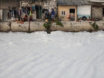Penampakan Sungai Kalisari Surabaya Diselimuti Busa