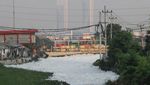 Penampakan Sungai Kalisari Surabaya Diselimuti Busa