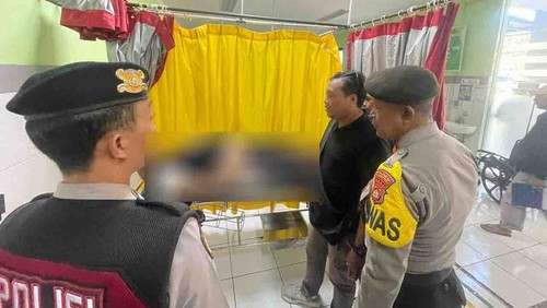 Penanganan WN Pakistan Shaukat di Puskemas Nusa Penida 1 yang meninggal akibat serangan jantung, Selasa (22/7/2024). (dok Polsek Nusa Penida).