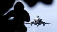 Pesawat Rafale meliuk-liuk di langit Jakarta. ANTARA FOTO/Asprilla Dwi Adha.