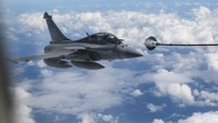 Pesawat Rafale melakukan manuver di udara saat Misi Pegase 2024 di Ujung Kulon, Banten, Rabu (24/7/2024). ANTARA FOTO/Asprilla Dwi Adha.