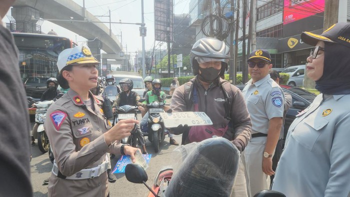 Pengendara Disetop Saat Operasi Patuh di Fatmawati
