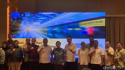 Penunjukan investor proyek Bali Urban Rail kepada PT Bumi Indah Prima yang dihadiri oleh Pj Gubernur Bali Sang Made Mahendra Jaya dan Menteri PPN/Bappenas Suharso Monoarfa di Sanur, Denpasar, Rabu (24/7/2024). (Foto: Rizki Setyo Samudero/detikBali)