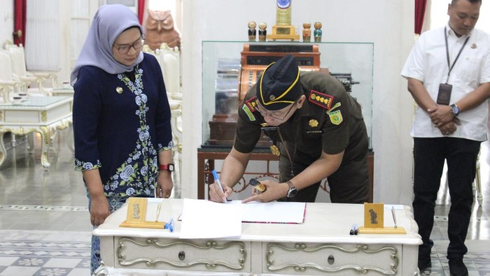 Penyerahan aset pemkab Indramayu oleh Kejari
