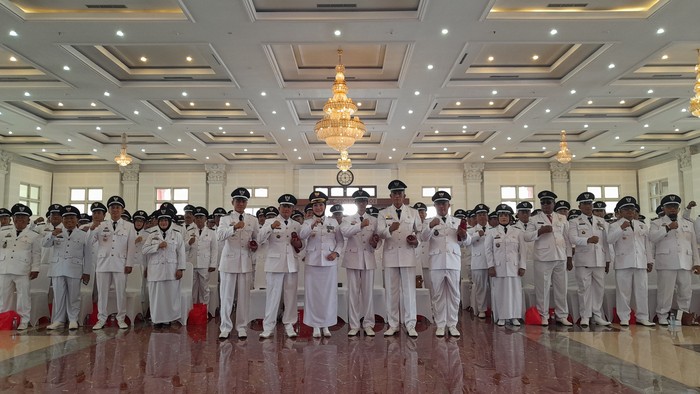 Penyerahan SK pengukuhan perpanjangan masa jabatan kepala desa di Klaten, Rabu (24/7/2024).