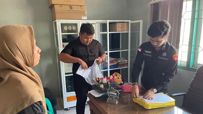 Penyidik Kejaksaan Negeri (Kejari) Belitung melakukan penggeledahan di kantor KONI dan Pengurus.