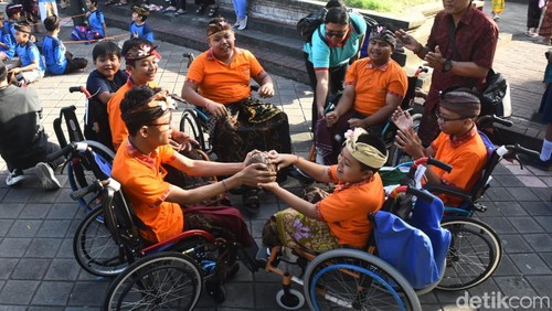 Permainan Pongpongan yang ditampilkan dalam Rare Festival 2024 di Art Center Denpasar, Bali pada Selasa (23/7/2024). (Ni Made Lastri Karsiani Putri-detikBali)