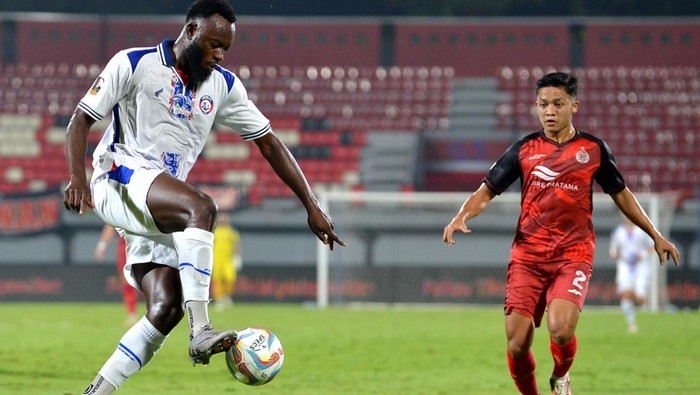 Persija Jakarta vs Arema FC berakhir tanpa pemenang di laga Grup B Piala Presiden 2024. Macan Kemayoran mengejar keunggulan dua gol Singo Edan, laga tuntas 2-2. Bertanding di Stadion Kapten I Wayan Dipta, Gianyar, Bali, Rabu (24/7/2024).