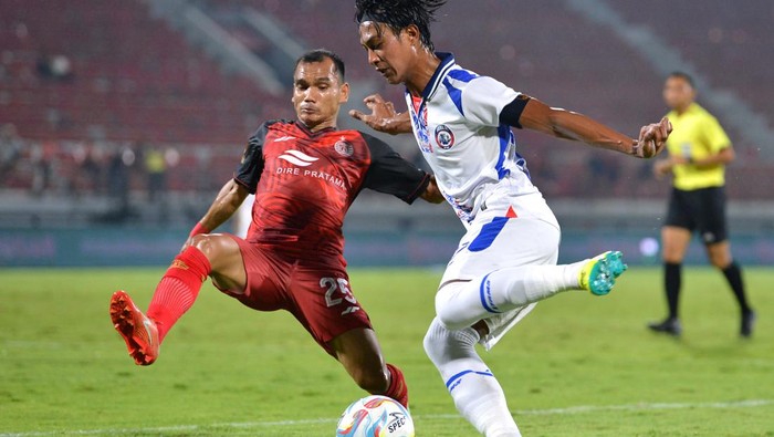 Persija Jakarta vs Arema FC berakhir tanpa pemenang di laga Grup B Piala Presiden 2024. Macan Kemayoran mengejar keunggulan dua gol Singo Edan, laga tuntas 2-2. Bertanding di Stadion Kapten I Wayan Dipta, Gianyar, Bali, Rabu (24/7/2024).