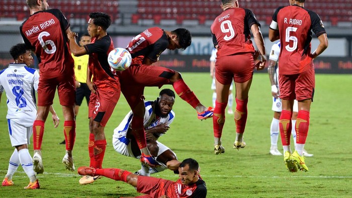 Persija Jakarta vs Arema FC berakhir tanpa pemenang di laga Grup B Piala Presiden 2024. Macan Kemayoran mengejar keunggulan dua gol Singo Edan, laga tuntas 2-2. Bertanding di Stadion Kapten I Wayan Dipta, Gianyar, Bali, Rabu (24/7/2024).