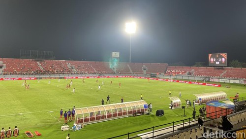 Pertandingan Persija Jakarta melawan Arema di Stadion Kapten I Wayan Dipta, Gianyar pada Rabu (24/7/2024).