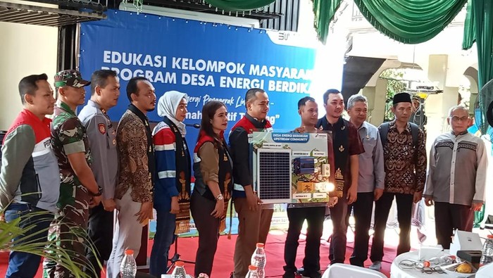 Pertamina EP Files Rantau memanfaatkan Pembangkit Listrik Tenaga Surya (PLTS) pada Program Rumah Kreatif Tamiang di Kecamatan Karang Baru, Aceh.