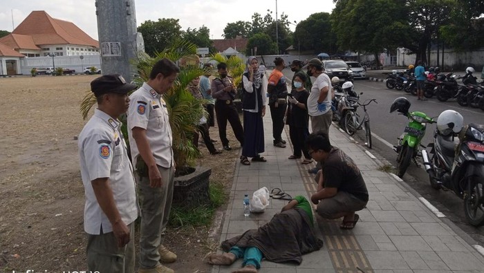 Petugas mendatangi lokasi pria yang viral tergeletak di Alun-alun Kidul (Alkid) Jogja, Rabu (24/7/2024).