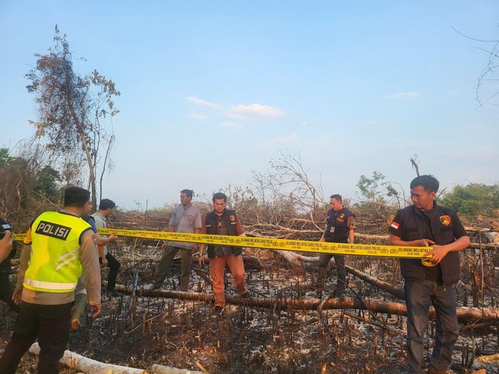 Pihak kepolisian Polres Musi Rawas saat melakukan olah TKP di lahan terbakar Musi Rawas