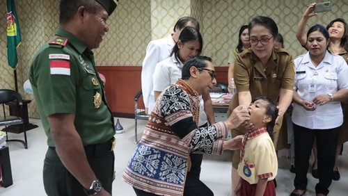 Pj Gubernur NTT Ayodhia GL Kalake,saat memberikan imunisasi polio kepada perwakilan anak di Kantor Gubernur NTT. (Humas Pemprov NTT)