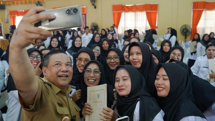 Pj Gubri SF Hariyanto foto bareng para guru usai menyerahkan SK PPPK di Inhu (Dok Diskominfotik Riau)