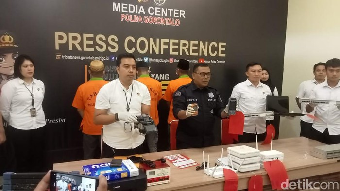Polda Gorontalo saat merilis kasus penjualan jaringan internet Telkom secara ilegal.