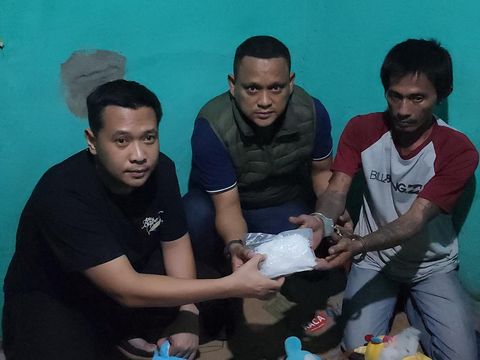 Polda Metro Jaya menangkap kurir yang membawa 6 kilogram sabu dalam boneka di Cipayung, Jakarta Timur.