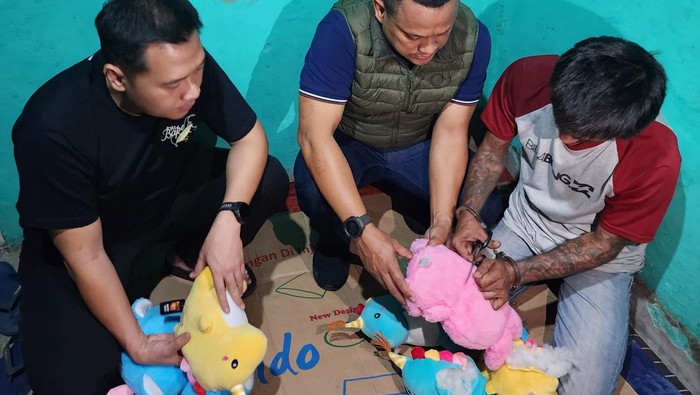 Polda Metro Jaya menangkap kurir yang membawa 6 kilogram sabu dalam boneka di Cipayung, Jakarta Timur.