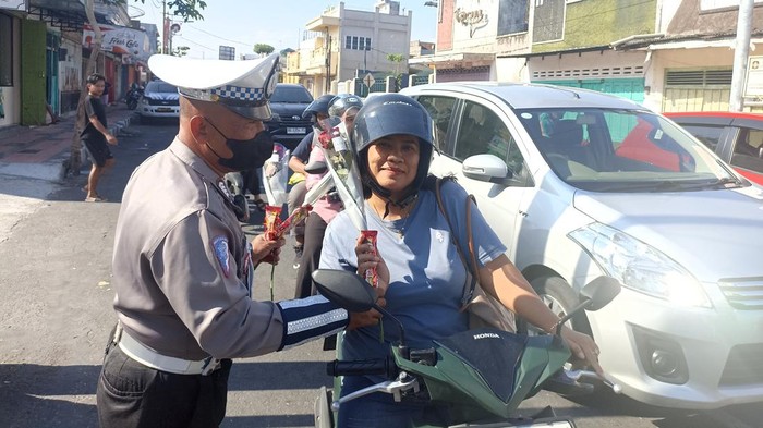 Polisi du Kota Blitar beri bunga dan cokelat kepada pengendara tertib lalu lintas