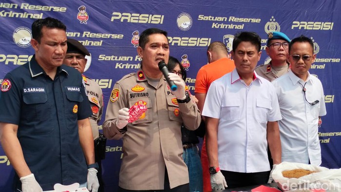 Polisi menangkap 2 orang kurir pengedar sabu dan tembakau sintetis di Jakbar. Pelaku bermodus seolah-olah sedang mengirim onderdil (sparepart) kendaraan. (Astrid M/detikcom)