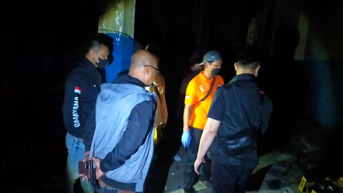 Polisi mengecek TKP PSK ditemukan tewas di Pasar Sumedang Malang