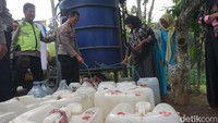 Warga pun semringah dengan kedatangan bantuan air berish tersebut. Mereka mengantre untuk mengisi jeringen masing-masing.