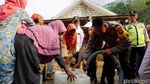 Penyaluran Bantuan Air Bersih di Mojokerto