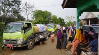 Polres Mojokerto mengirim 2 truk tangki yang masing-masing berisi 4.000 liter air bersih ke Dusun Kandangan, Desa Kunjorowesi.