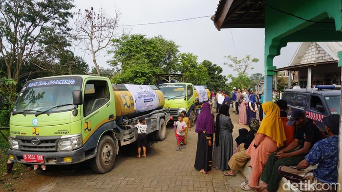 Polres Mojokerto menyalurkan air bersih di Desa Kunjorowesi