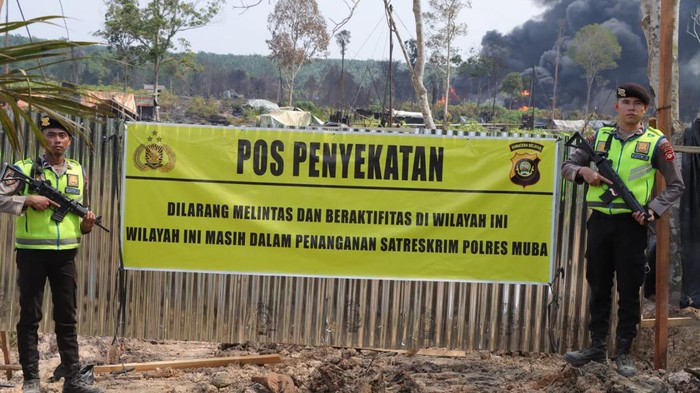 Polres Musi Banyuasin (Muba) membuat perimeter di sekitar lokasi kebakaran sumur minyak ilegal. Seratus personel gabungan diturunkan.