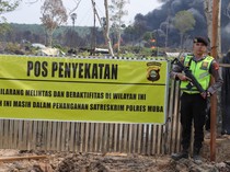 Seribu Cara Polisi Cegah Warga Masuk Lokasi Kebakaran Sumur Minyak Ilegal