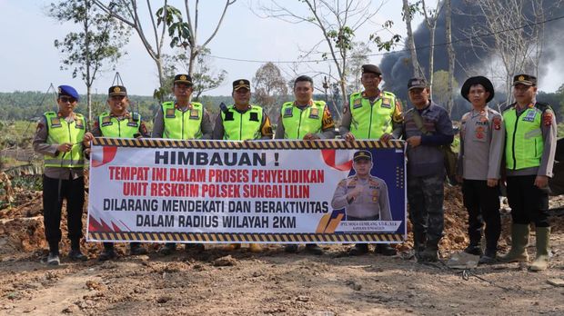 Polres Musi Banyuasin (Muba) membuat perimeter di sekitar lokasi kebakaran sumur minyak ilegal. Seratus personel gabungan diturunkan.