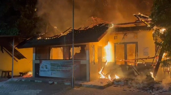 Pos Polisi Graha Bintaro, Pondok Aren, Tangerang Selatan kebakaran pada Selasa (23/7/2024) malam.