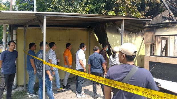 Pospol Graha Bintaro, Pondok Aren, Tangerang Selatan kebakaran pada Selasa (23/7/2024) malam.