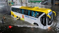 Sebuah bus melintasi jalan yang banjir. Kantor kepresidenan menangguhkan kelas-kelas di semua tingkat akademik dan bekerja di sebagian besar kantor pemerintah di wilayah ibu kota, yang terdiri dari 16 kota dan rumah bagi sedikitnya 13 juta orang, karena badai tropis.