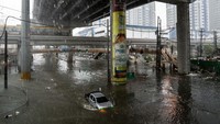 Topan Gaemi yang membawa hujan lebat membuat jalan-jalan di Manila terendam air bak sungai.