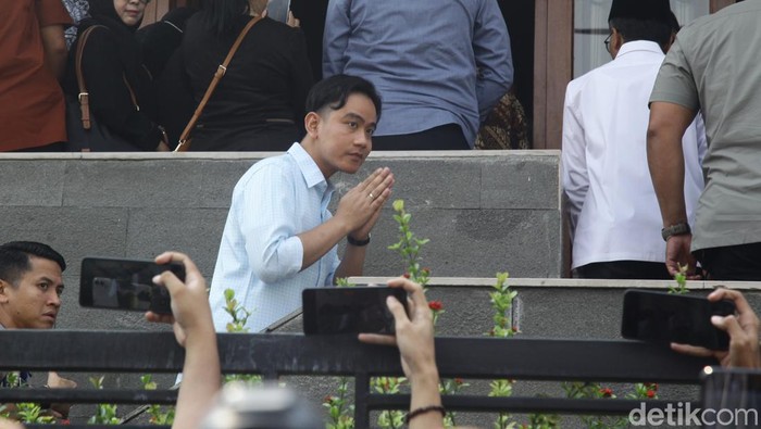 Presiden Joko Widodo dan Wapres terpilih Gibran Rakabuming hadir di rumah duka Wapres RI ke-9, Hamzah Haz, Jl Tegalan, Matraman, Jakarta Timur, Rabu (24/7/2024).