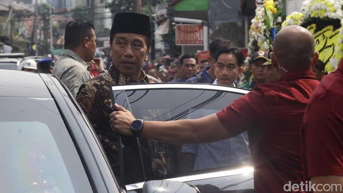 Presiden Joko Widodo dan Wapres terpilih Gibran Rakabuming hadir di rumah duka Wapres RI ke-9, Hamzah Haz, Jl Tegalan, Matraman, Jakarta Timur, Rabu (24/7/2024).